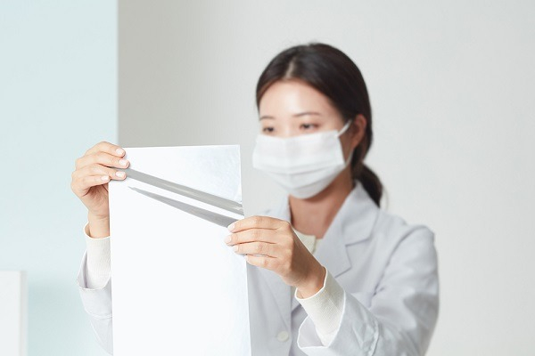 A Kolon Industries researcher showcases PET film manufactured with recycled plastics in May 2021 (File photo by Kolon Industries)