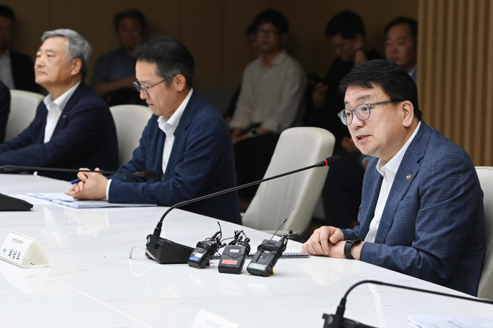 Choi Namho (far right), vice minister of trade, industry and energy, speaks during a conference on August 8 to announce the revised wind power competitive bidding roadmap (Courtesy of News1)