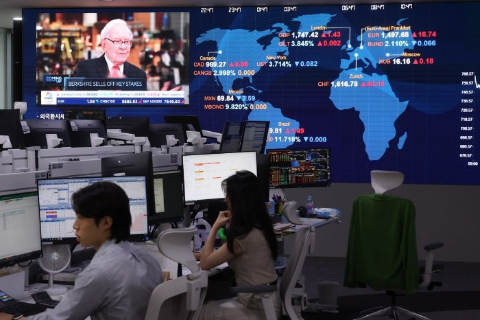 Trading room at Kookmin Bank in Yeouido, Seoul, on August 5 (Courtesy of Yonhap)