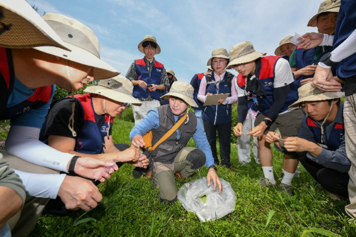 Hyundai　Mobis　employees　inspect　the　biodiversity　of　the　Miho　River,　Jincheon,　North　Chungcheong　Province　(Courtesy　of　Hyundai　Mobis) 