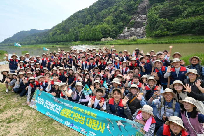 Hyundai　Mobis　employees　pose　for　a　photo　after　their　biodiversity　study　of　the　Miho　River,　Jincheon,　North　Chungcheong　Province　(Courtesy　of　Hyundai　Mobis) 