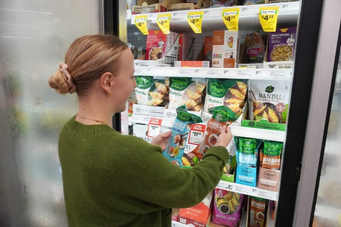 Customer looking at CJ CheilJedang's gimbap at a Woolworths supermarket near Sydney, Australia (Courtesy of Yonhap)