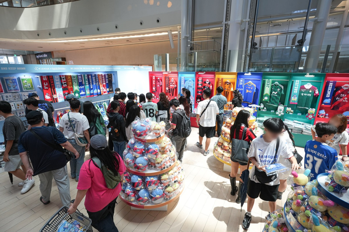 7-Eleven's pop-up store within Lotte World Tower