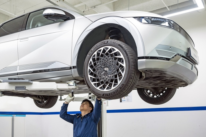 Hyundai　Motor　engineer　checks　the　IONIQ5　during　a　safety　inspection　(Courtesy　of　Hyundai)