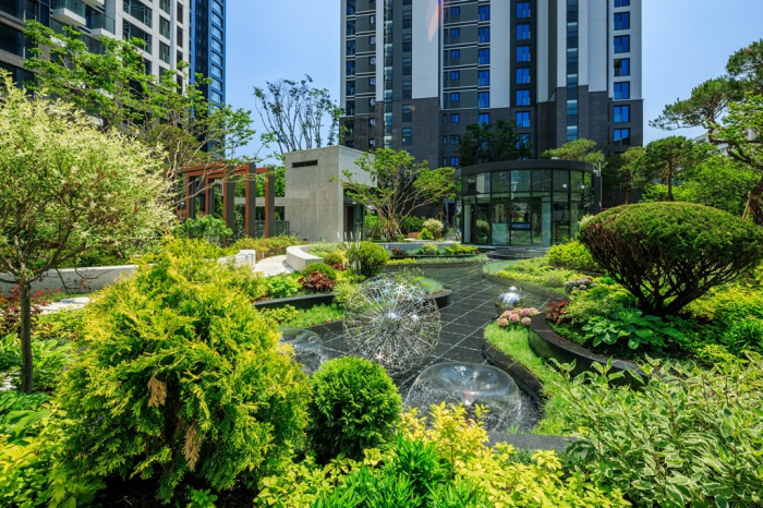 Dawon’s　landscaping　for　a　residential　complex　in　Seoul　(File　photo　by　Dawon)