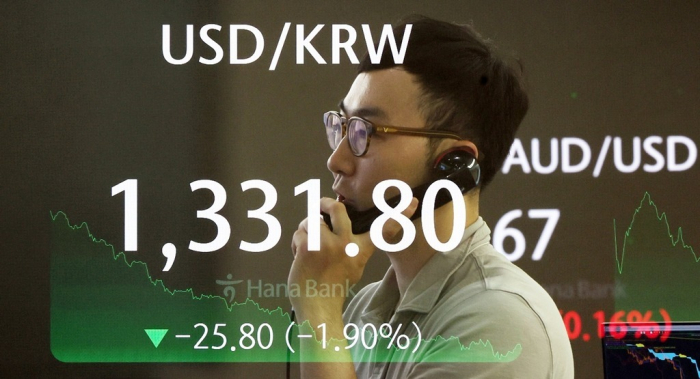 A　trader　on　the　phone　at　Hana　Bank’s　trading　floor　in　Seoul　on　Aug.　19,　2024　(Photo　by　Bum-June　Kim)
