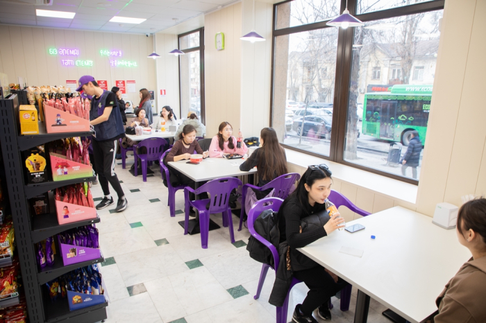 CU's　first　Kazakhstan　convenience　store　outlet　in　Almaty　has　tables　and　chairs　for　snacks　inside　the　store