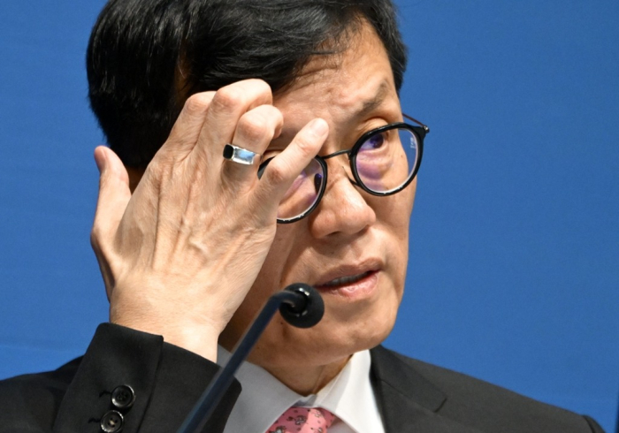 Bank　of　Korea　Governor　Rhee　Chang-yong　speaks　to　the　press　after　the　central　bank　keeps　its　policy　interest　rate　unchanged　on　Aug.　22,　2024　(Courtesy　of　News1)