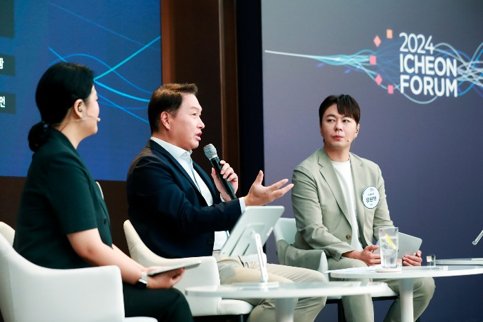 SK　Chairman　Chey　Tae-won　speaks　at　the　2024　Icheon　Forum　on　Aug.　21,　2024　(Courtesy　of　SK　Group)