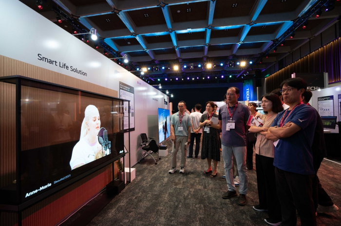 Il pannello OLED trasparente da 77 pollici di LG, il primo al mondo, in mostra all'LG Science Park durante l'evento fieristico tecnologico LG SPARK 2024