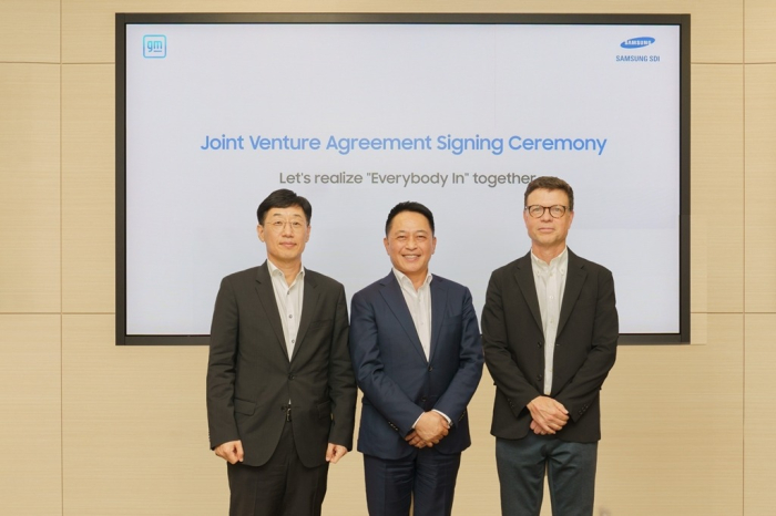 Samsung SDI CEO Choi Yoon-ho (center) and GM Vice President of Batteries Kurt Kelty (right) take a photo after agreeing to build a battery plant on Aug. 27, 2024 at the Samsung SDI Seoul office (Courtesy of Samsung SDI)