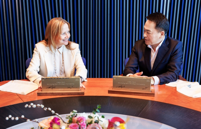 GM CEO Mary Barra (left) and Samsung SDI CEO Choi Yoon-ho sign a memorandum of understanding for a US battery plant in March 2023 (File photo by Samsung SDI)