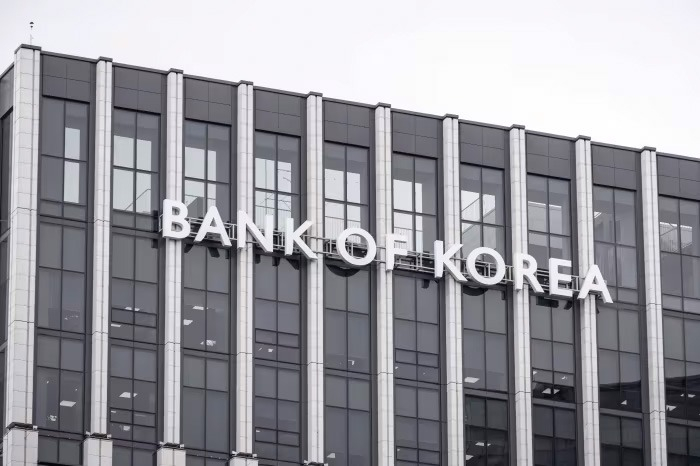 The Bank of Korea kept its benchmark seven-day repurchase rate unchanged at a 15-year high of 3.50% for a 13th consecutive time. Photo: Jean Chung/Bloomberg News