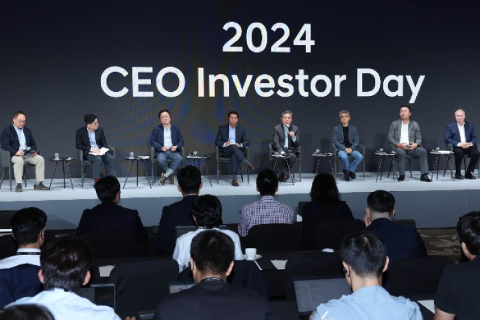 Hyundai Motor executives, including CEO Chang Jae-hoon (fourth from right), speak at the 2024 CEO Investor Day forum