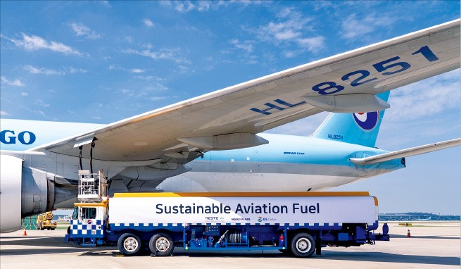 A Korean Air cargo aircraft being refueled with SAF (File photo by Korean Air)