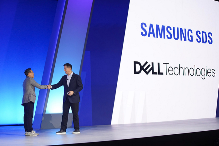 Samsung　SDS　CEO　Hwang　(left)　shakes　hands　with　Michael　Dell,　chairman　and　CEO　of　Dell　Technologies,　at　DTW　2024