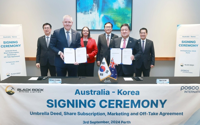 Black　Rock　Mining　Chairman　Richard　Crookes　(front　left)　and　POSCO　International　President　and　CEO　Lee　Kye-in　(front　right)　sign　a　　million　equity　investment　agreement　on　Sept.　3,　2024,　in　Perth,　Australia　(Courtesy　of　POSCO　International)