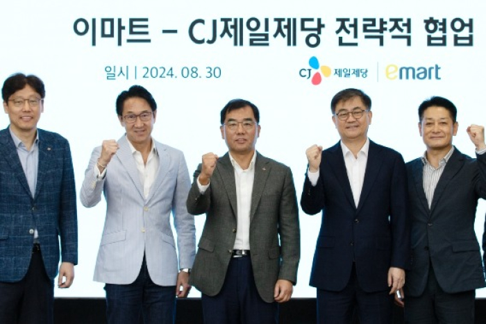 CJ　CheilJedang　CEO　Kang　Shin-ho　(third　from　left)　and　E-Mart　CEO　Han　Chae-yang　(second　from　right)　pose　for　a　photo　after　signing　a　strategic　partnership　on　Aug.　30