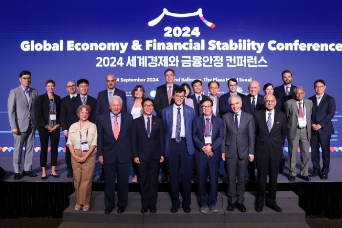 BOK Governor Rhee Chang-yong (center, front row) poses for a photo with other participants of the 2024 Global Economy & Financial Stability Conference in Seoul on Sept. 3, 2024 (Courtesy of Yonhap)