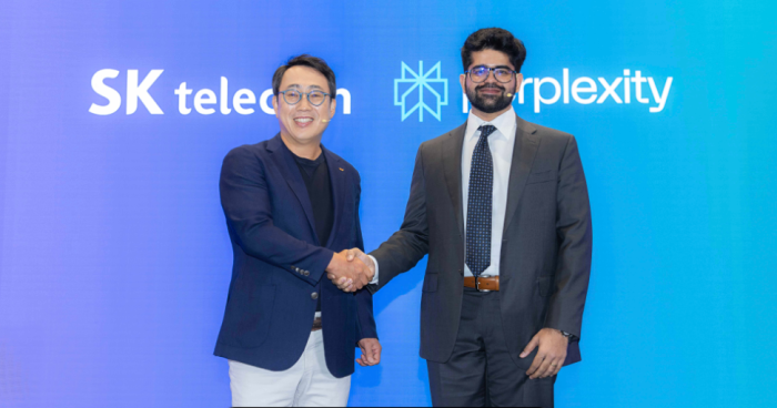 SK Telecom CEO Ryu Young-sang(left) and Perplexity CEO Aravind Srinivas