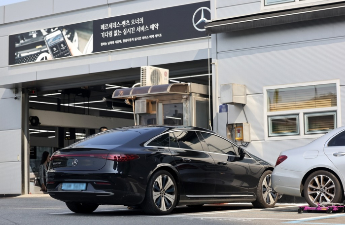 A Mercedes-Benz electric sedan is parked at the automaker’s service center in Seoul on Aug. 14, 2024. The company offers free checks of its EVs following the recent fire (File photo by News1)