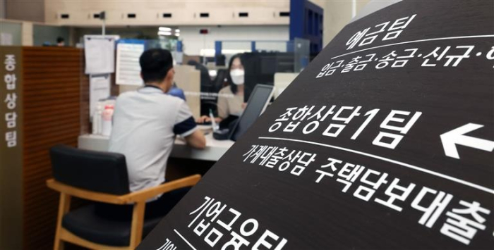 A customer discusses a loan at Woori Bank’s headquarters in Seoul (File photo by Moon-Chan Hur)
