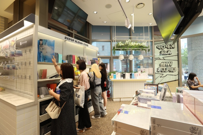 LG　Uplus’　K-pop-themed　mobile　store　in　Hongdae,　a　well-known　spot　for　foreign　tourists　in　Seoul　(Courtesy　of　LG　Uplus)