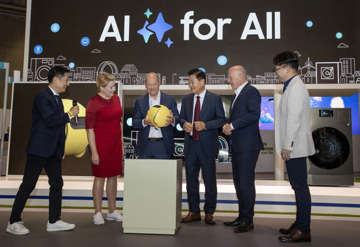 German　Chancellor　Olaf　Scholz　(third　from　left)　visits　Samsung　Electronics’　exhibition　booth　at　IFA　2024