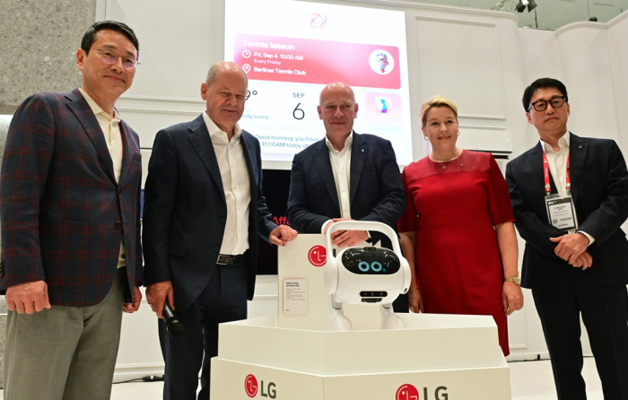 German　Chancellor　Olaf　Scholz　(second　from　left)　visits　LG　Electronics’　exhibition　booth　at　IFA　2024