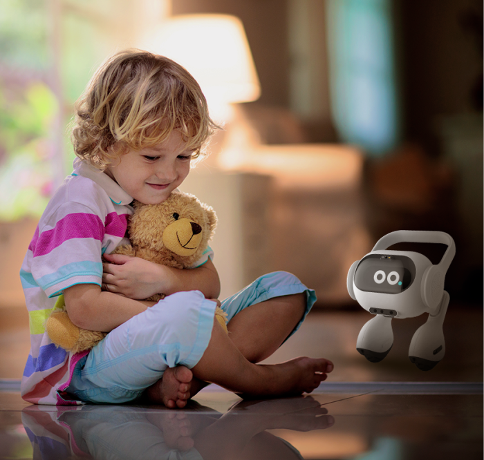 LG's　smart　home　AI　agent　(right),　a　small　two-wheeled　home　appliance　robot,　at　CES　2024