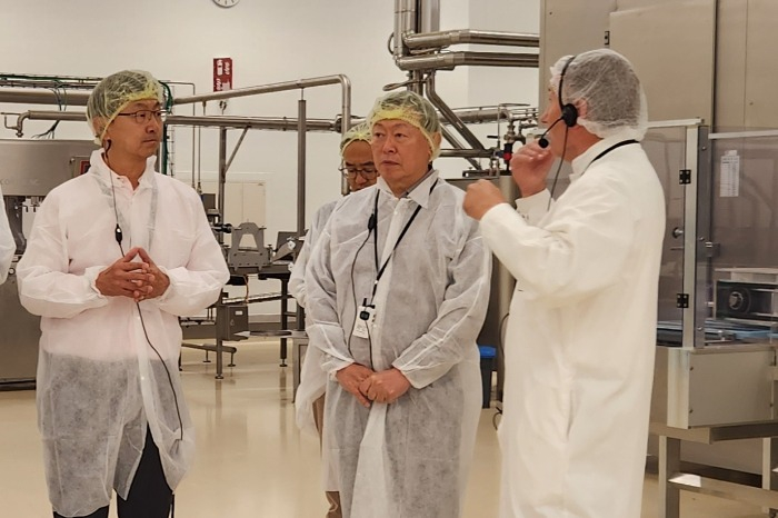 Lotte Group Chairman Shin Dong-bin (center) visits snack-making factories in Belgium and Poland (Courtesy of Lotte)