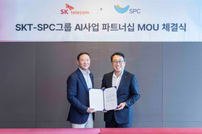 SPC Group Vice President Huh Hee-soo (left) and SK Telecom CEO Ryu Young-sang