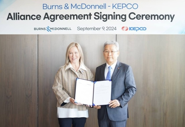 Leslie M. Duke Burns & McDonnell CEO (left) and Kim Dong-cheol KEPCO CEO