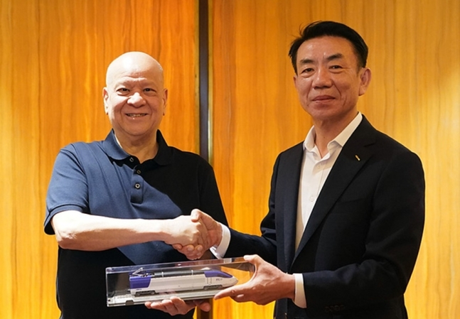 San Miguel CEO Ramon Ang(left) and Korail CEO Han Moon-hee