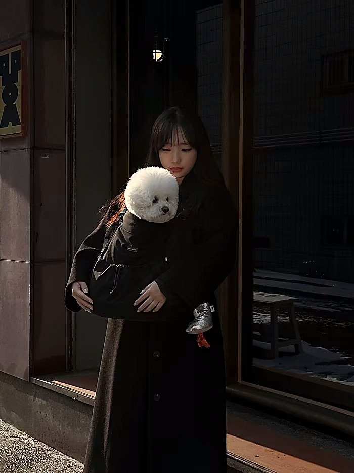 Kim　Bora　with　her　dog,　Salgu.　She　sees　South　Korea’s　intense　culture　and　high　costs　as　deterrents　to　having　children. Photo: Kim　Bora