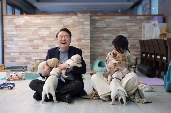 South　Korean　President　Yoon　Suk　Yeol　and　first　lady　Kim　Keon-hee　pose　with　puppies　at　a　dog　school. Photo: South　Korean　Presidential　Office/AFP/Getty　Images