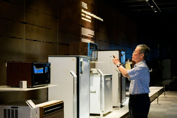 Seoul National University honorary professor Kim Kyu-won looks at the 37-year-old Samsung microwave he donated to the company museum