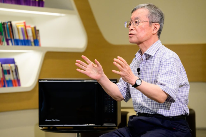 SNU honorary professor Kim Kyu-won donates his 37-year-old Samsung microwave to the company museum