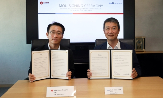 Lotte　Home　Shopping　CEO　Kim　Jae-kyum　(left)　and　Asahi　Group　Foods　CEO　Hiroshi　Kawahara