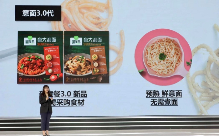 A　Pulmuone　official　introduces　a　new　premium　pasta　at　the　China　International　Import　Expo　in　Shanghai　in　November　2022　(File　photo　by　Pulmuone)