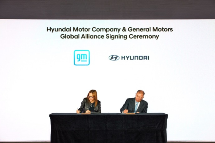 General　Motors　Chair　and　Chief　Executive　Mary　Barra　(left)　and　Hyundai　Motor　Group　Executive　Chairman　Chung　Euisun　sign　a　strategic　alliance　MOU　(Courtesy　of　Hyundai　Motor) 