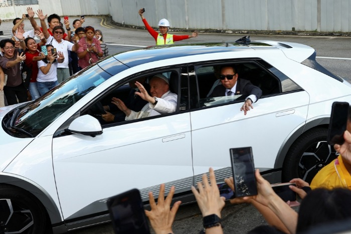 Pope Francis waves to faithful as he arrives at Catholic Junior College in Singapore on Sept. 13, 2024 (Courtesy of Yonhap)
