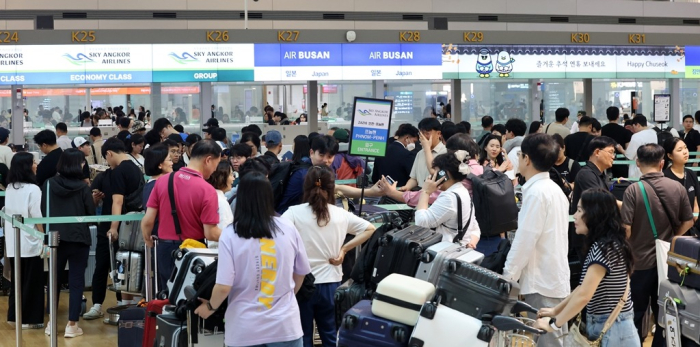 Crowd　at　the　departure　hall　at　Incheon　International　Airport　on　Sept.　13,　2024,　ahead　of　the　Chuseok　holiday　(Photo　by　Hyuk　Choi)