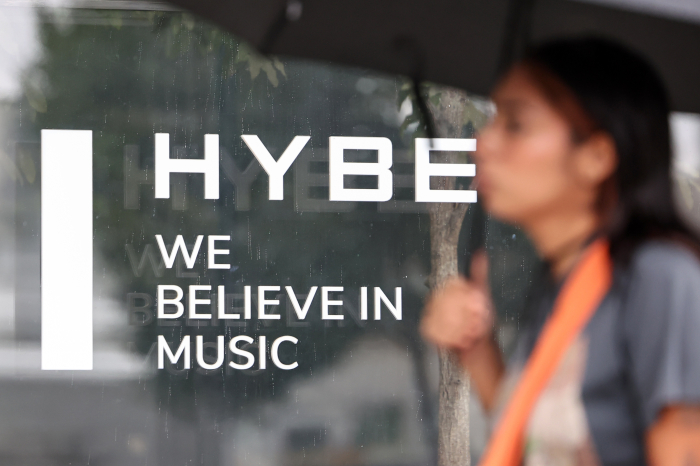 HYBE　shares　fall　after　NewJeans　demand　Min's　reinstatement