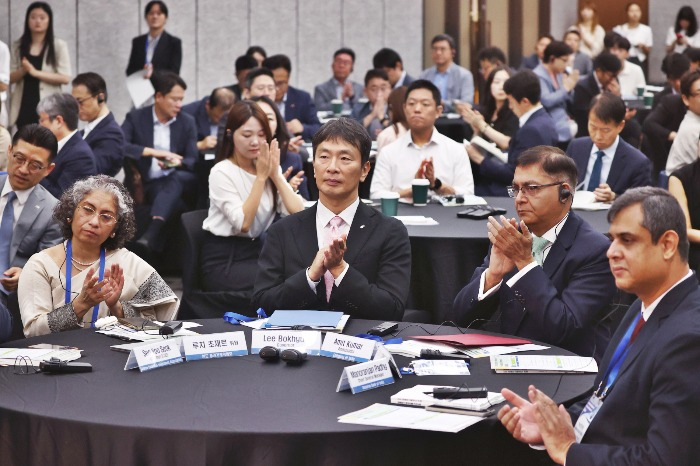 Ruchi Chojer (far left), executive director of the Securities and Exchange Board of India, FSS Governor Lee Bok-hyun (second from left) and Amit Kumar (second from right), ambassador of India to South Korea