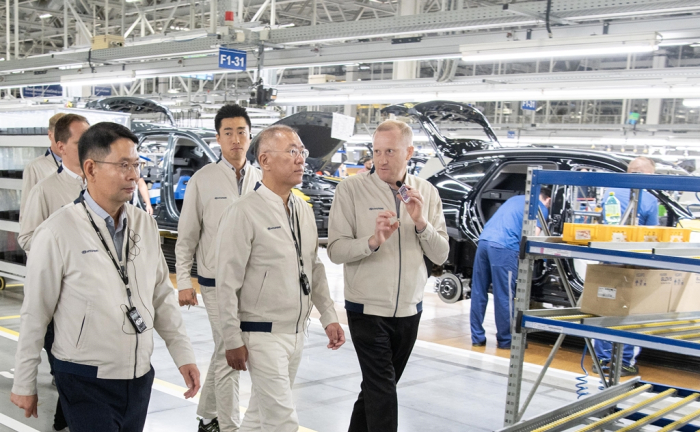 Hyundai Motor Chairman Chung Euisun (center, front) visits Hyundai Motor Manufacturing Czech (HMMC)