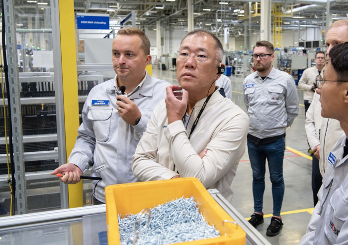 Hyundai Motor Chairman Chung Euisun (center, front) at Hyundai Motor Manufacturing Czech