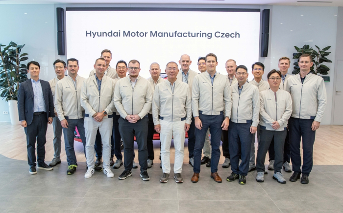 Hyundai Motor Chairman Chung Euisun (center, front) poses for a photo with Hyundai Motor Manufacturing Czech (HMMC) employees