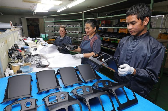 Foreign workers at a South Korean auto parts maker (File photo by Dae-chul Lim)