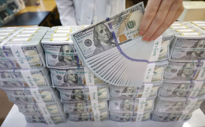 Bundles　of　0　bills　at　South　Korea's　Hana　Bank　headquarters　in　Seoul　(File　photo　by　Yonhap)